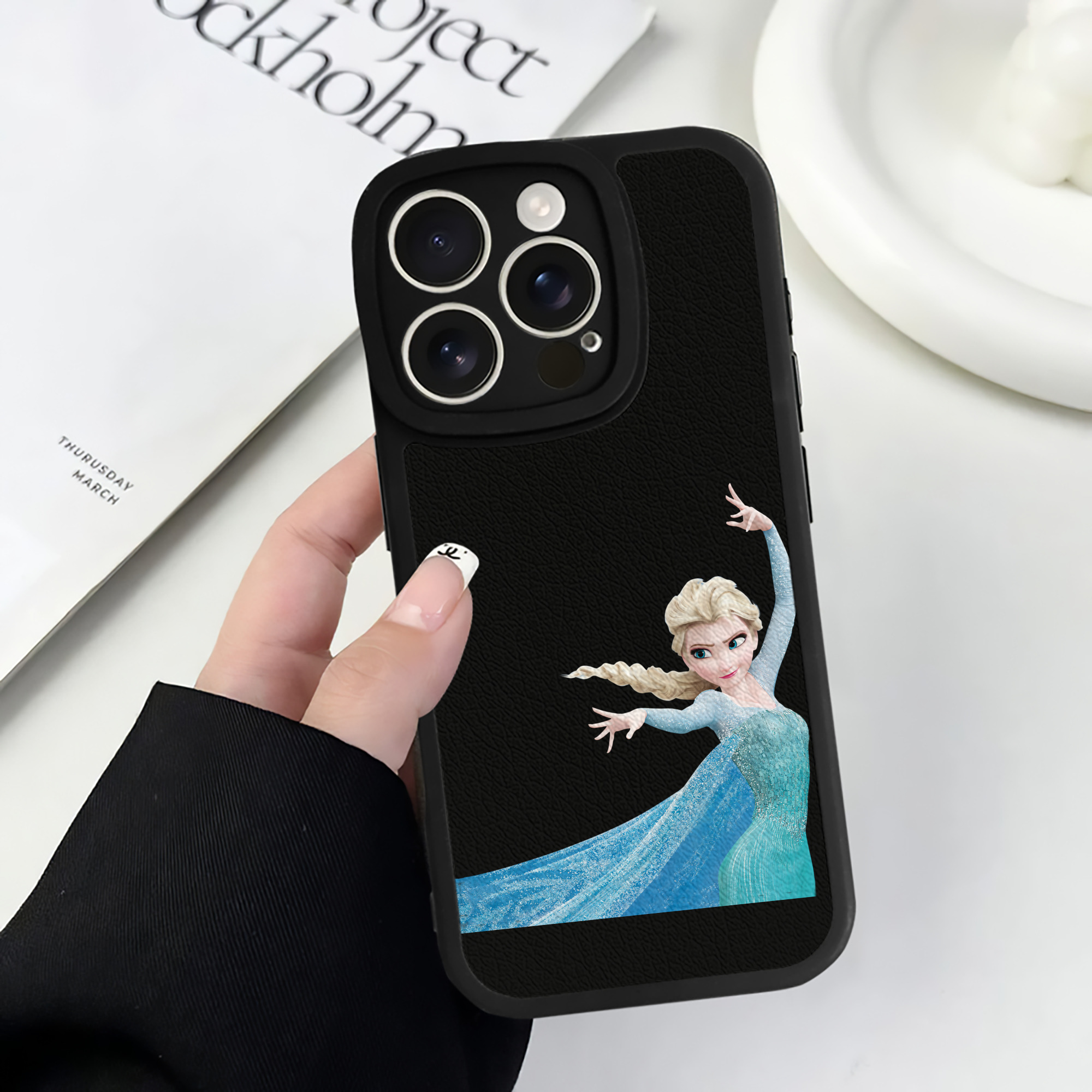 （画像用） アナと雪の女王 アンナ エルサ Frozen Anna Elsa 【iPhone 16シリーズ対応】シリコンスマホケース（レザー調） 材質：シリコン
